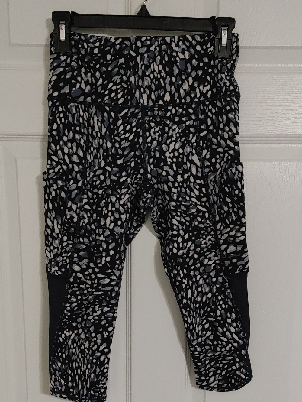 Athleta Capri Yoga Leggings Black and White Print Size XS EUC Exercise Pants